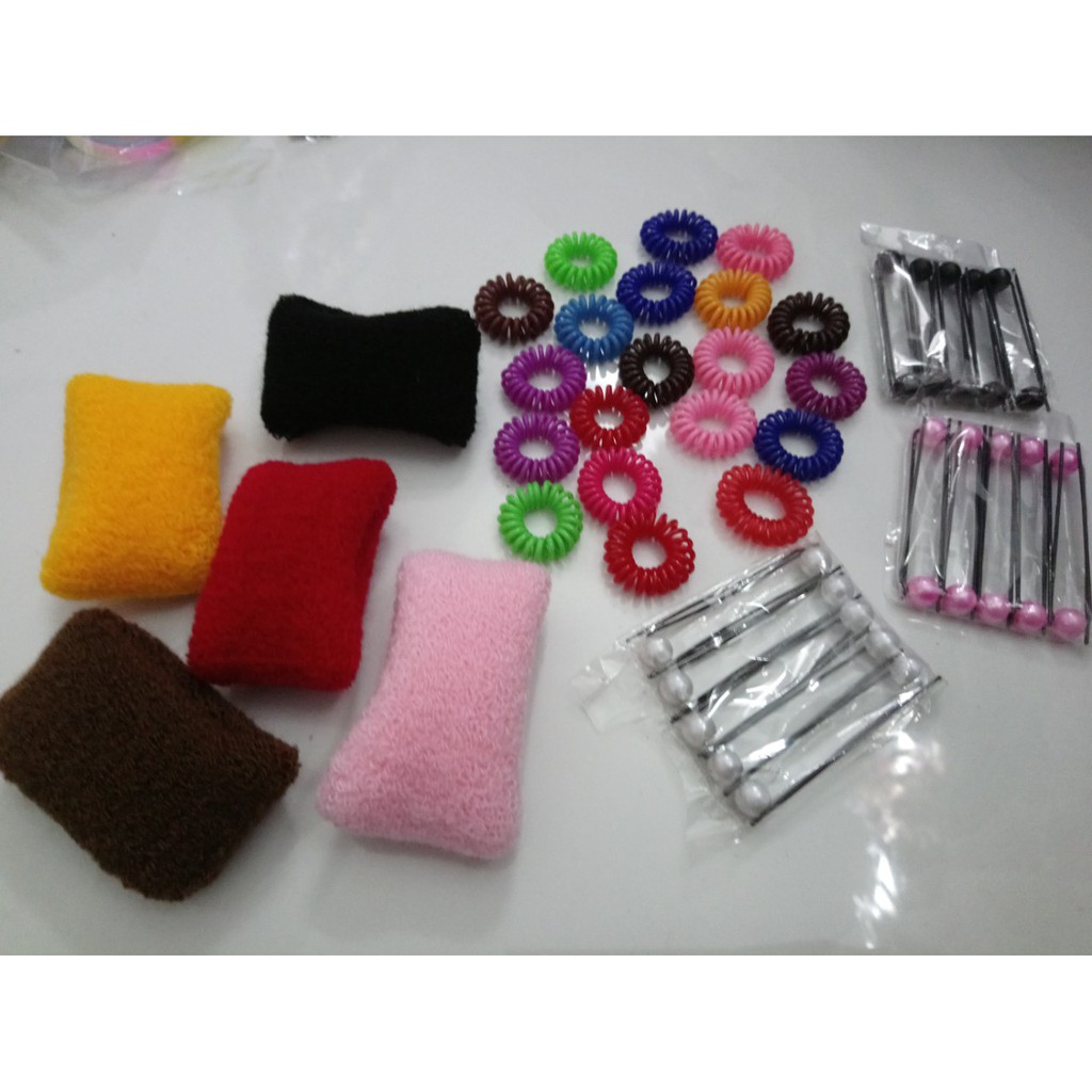 combo bộ phụ kiện tóc y hình. giá 105k nguyên bộ. gồm 30 ghim tóc hạt trai. 5 cột tóc bãn lớn. 20 cột tóc lò xo