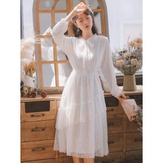 Váu trắng ren cổ nơ