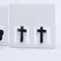1 CHIẾC NỤ TAI BẠC NAM HÌNH CHỮ THẬP, HÌNH THÁNH GIÁ MÀU ĐEN