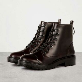 Boot Bershka chất da bóng màu nâu đỏ