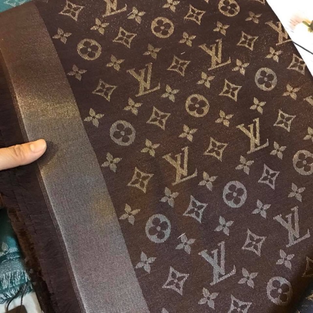 Khăn Vuông Lv nhũ trắng
