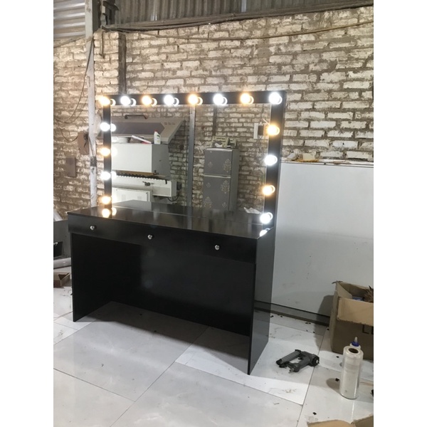 Bàn makeup chuyên nghiệp