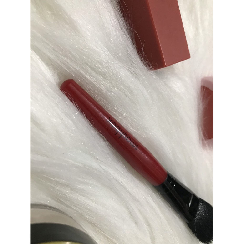 Cọ Trang Điểm Tạo Khối Smashbox (Đỏ)