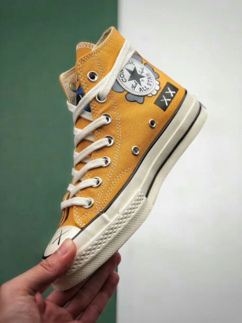 Giày Converse x Kaws màu vàng
