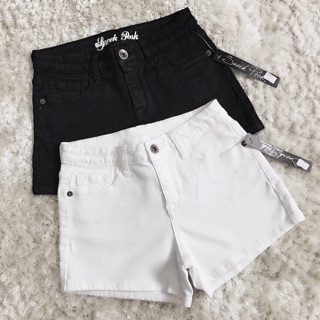 Quần short trắng đen
