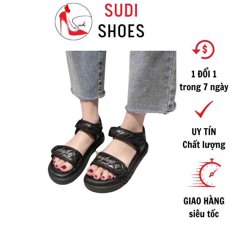 Sandal đế bằng SUDI - SD035-AIF cao 3p có đệm quai ngang in chữ nổi có 2 màu trắng đen dễ phối đồ cho học sinh sinh viên