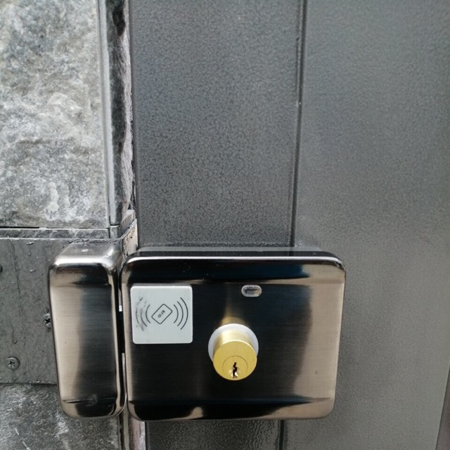 Khoá cổng thẻ từ dùng pin