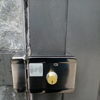 Khoá cổng thẻ từ dùng pin