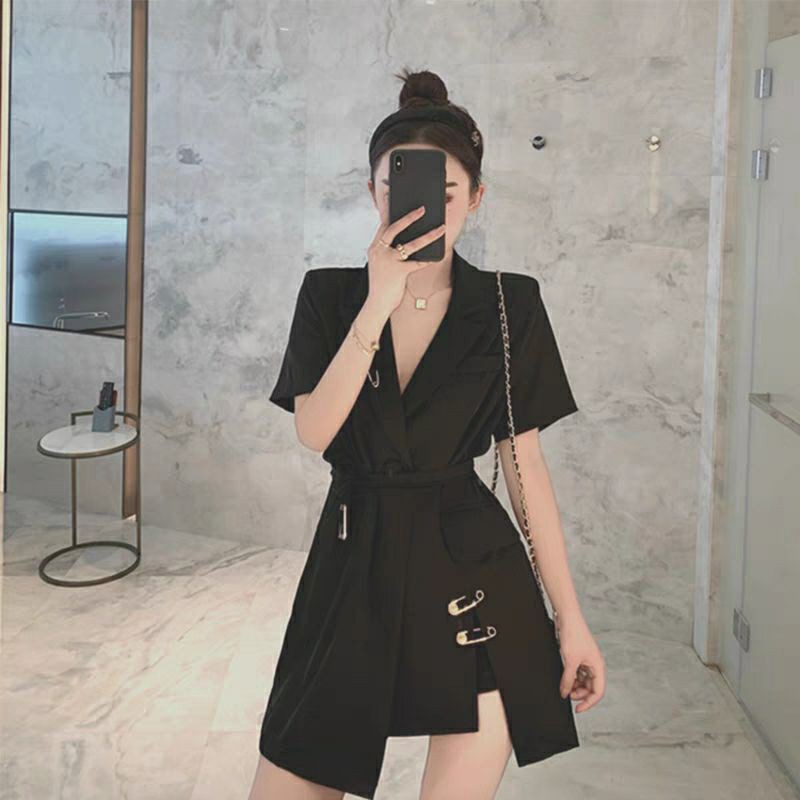 Váy đầm sơ mi cổ vest tay ngắn đắp tà gắn kim băng cá tính. Váy đầm vest tay ngắn đắp tà dáng A ngắn.