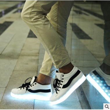 Giày phát sáng cao cổ vạch cong màu đen phát sáng 7 màu 11 chế độ đèn led cực đẹp | BigBuy360 - bigbuy360.vn