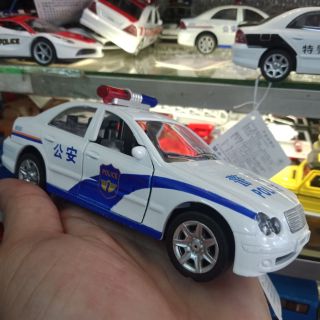 Xe cảnh sát mô hình  bằng  sắt 1:32