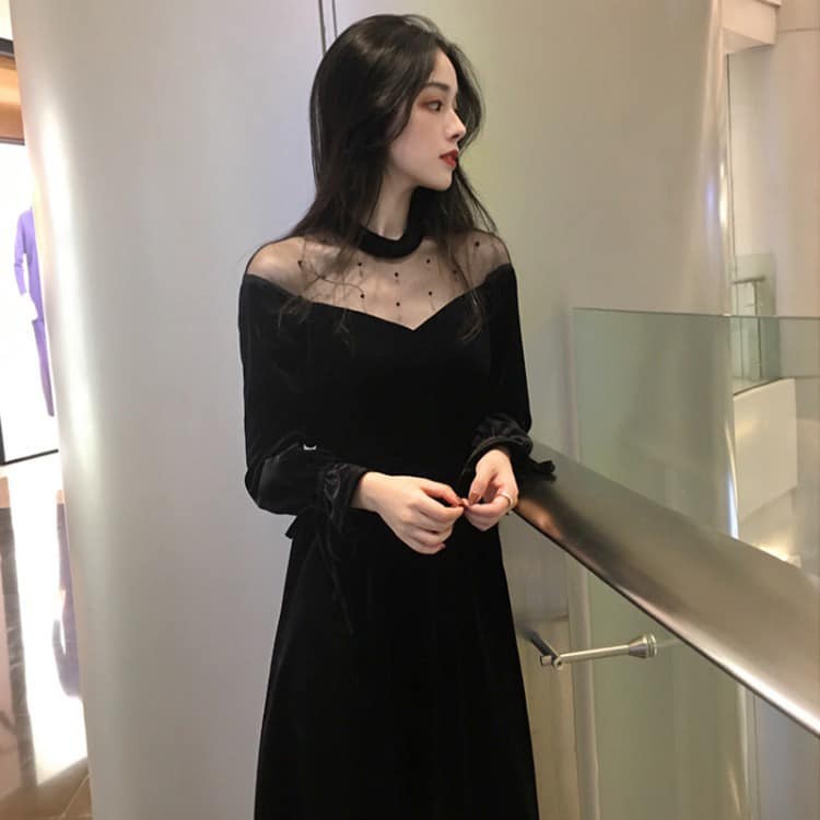 Váy đen phối ren