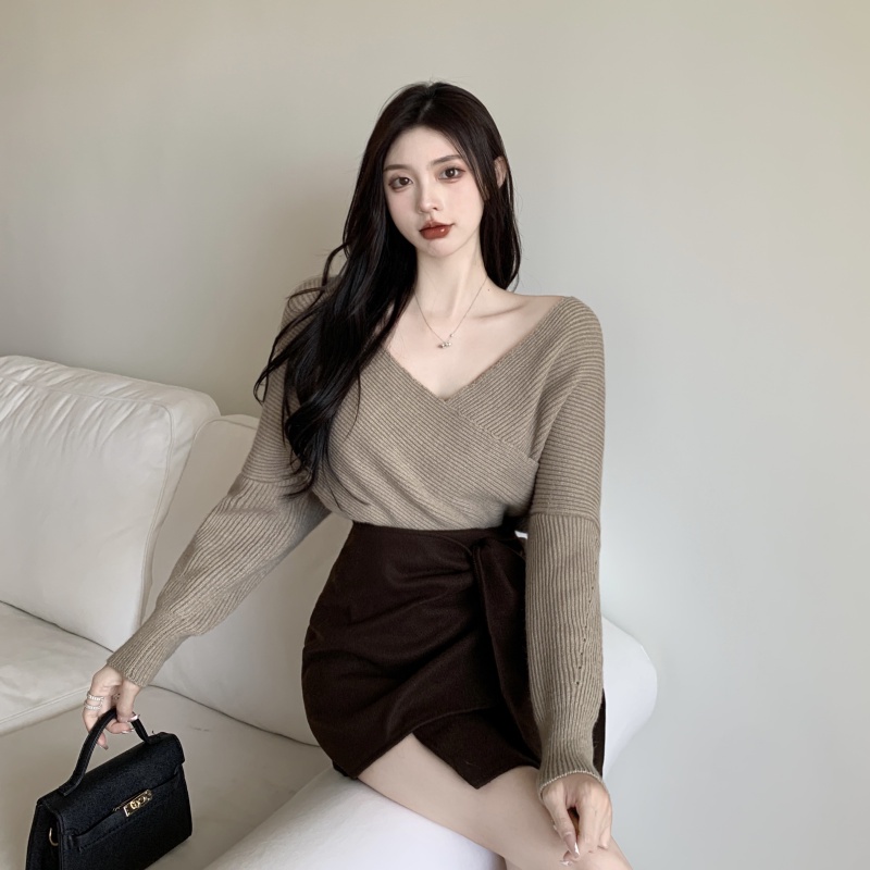 áo len cổ chữ V dài tay + chân váy lưng cao thời trang nữ