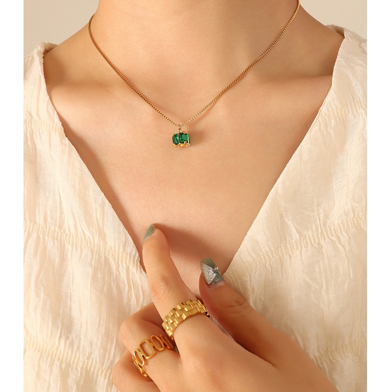 Bộ Trang Sức Bông Tai Và Dây Chuyền Đá Nhân Tạo Màu Xanh Lá Titan Ko Đen TT 4252