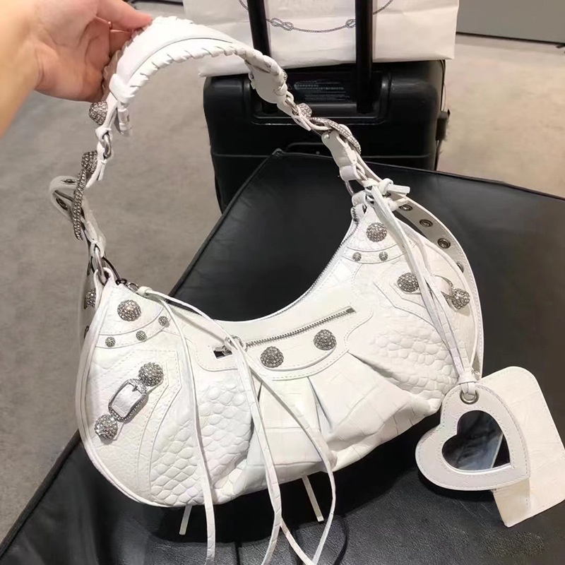 Túi Đeo Chéo Vai Đính Đá Kim Cương Hình Trái Tim Phong Cách Mới 2022 Cho Nữ