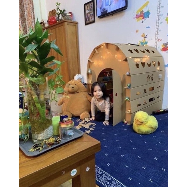 NGÔI NHÀ BÌA CARTON CỨNG CÁP CHO BÉ THOẢ THÍCH VUI CHƠI