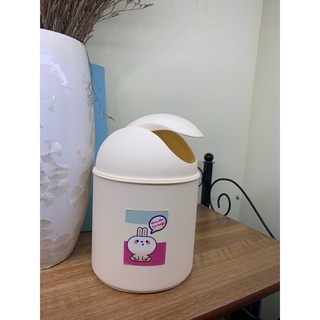 Thùng rác mini để bàn văn phòng, trên ô tô có nắp lật cute tiện dụng dung tích 1,6 lít
