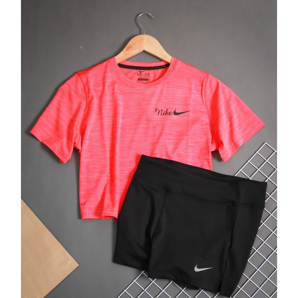 Bộ thể thao thời trang nữ đa năng gồm áo croptop và quần đùi dành cho các bạn gái tập gym, đi dạo phố hay mặc nhà