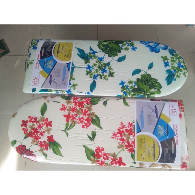 Bàn để ủi quần áo dạng ngồi. (Họa tiết có thể khác hình tùy từng đợt)