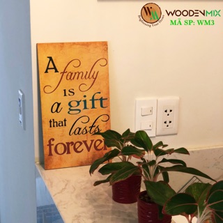 Bảng gỗ trang trí A FAMILY IS A GIFT THAT LASTS FOREVER