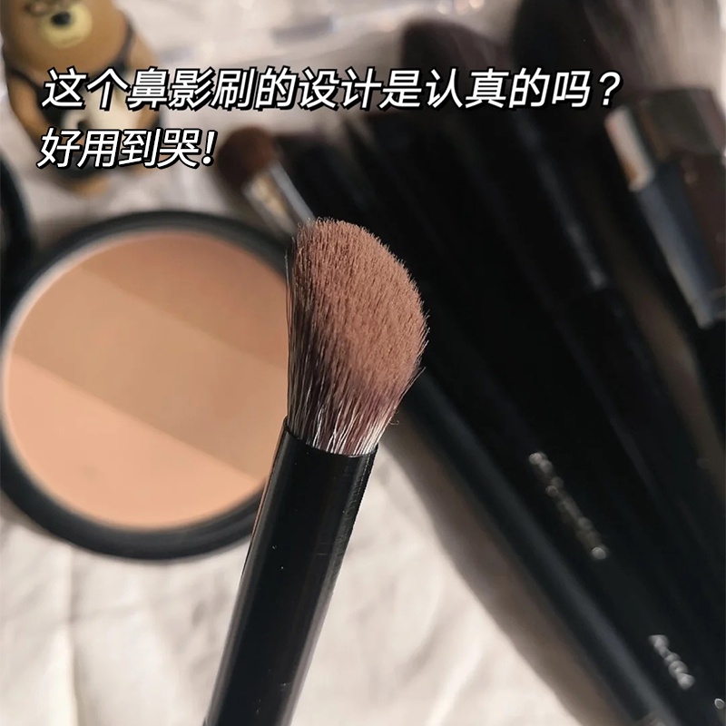 Cọ Trang Điểm Đầu Xiên Siêu Mềm Tạo Khối Mũi Dễ Sử Dụng Yamagen