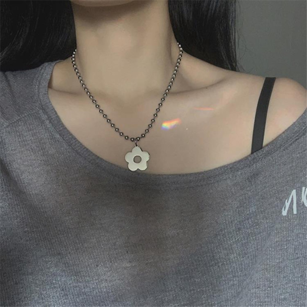 Dây chuyền choker đính hạt tròn nhỏ mặt hình bông hoa kiểu Hàn Quốc phong cách punk cá tính cho nữ