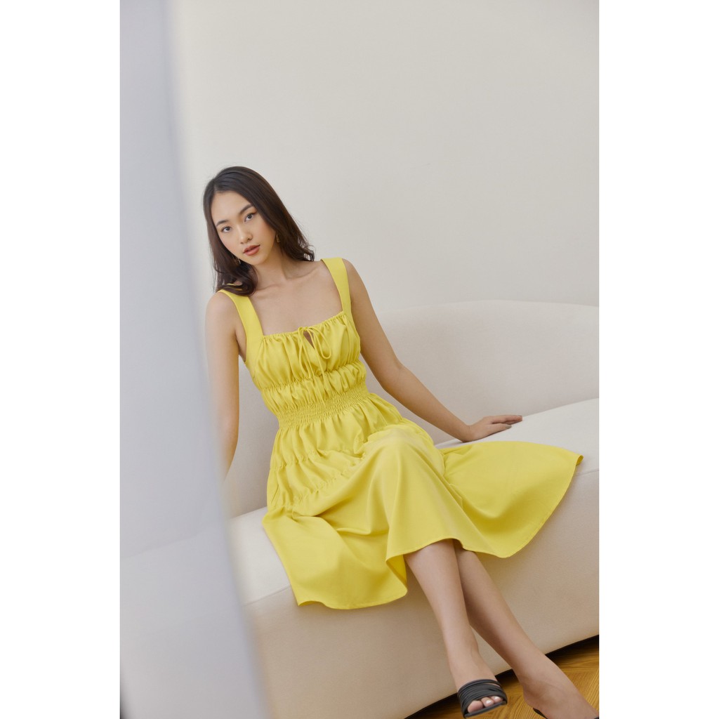 [Mã WABRWA15 giảm 15% đơn 300K] Đầm Hai Dây Nhún Eo Màu Vàng EDINI - D1401 | BigBuy360 - bigbuy360.vn