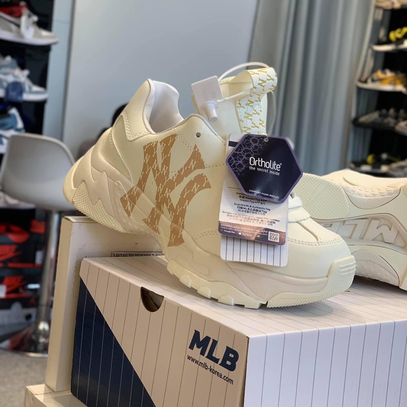 Giày Sneaker bóng chày in chữ vàng