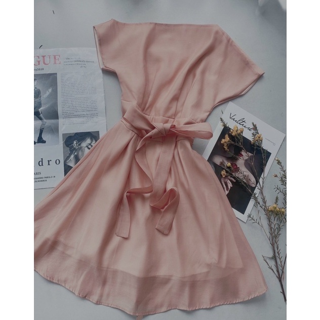 Đầm trắng vai trễ, thắt nơ eo, có lót trong chất liệu tơ Sunny (BT028)