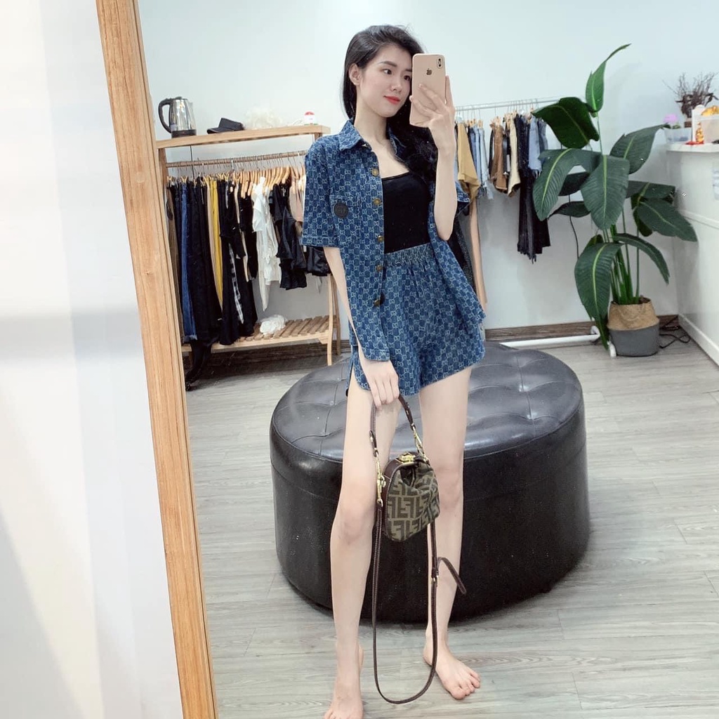 Bộ bò GC xanh in kín Logo hot hit. Chất liệu bò đẹp L1, đường may kĩ, in nét căng form chuẩn. Mặc cực tôn dáng