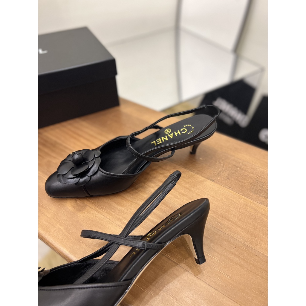 Giày cao gót nữ da thật thời trang cao cấp 𝘾𝙝𝙖𝙣𝙚𝙡 𝘾𝙝𝙖𝙣n𝙚𝙡 CN thiết kế đính bông hoa ở mũi giày, phong cách thanh lịch