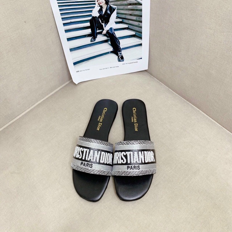 Dép lê nữ quai thêu chữ di.or