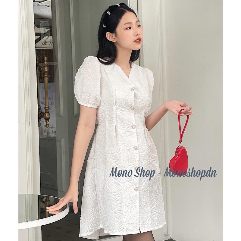 Váy nữ trắng gấm xốp hở lưng dáng xoè, Đầm cổ V hoạ tiết hoa nổi khoét lưng Ảnh thật/ sẵn | BigBuy360 - bigbuy360.vn