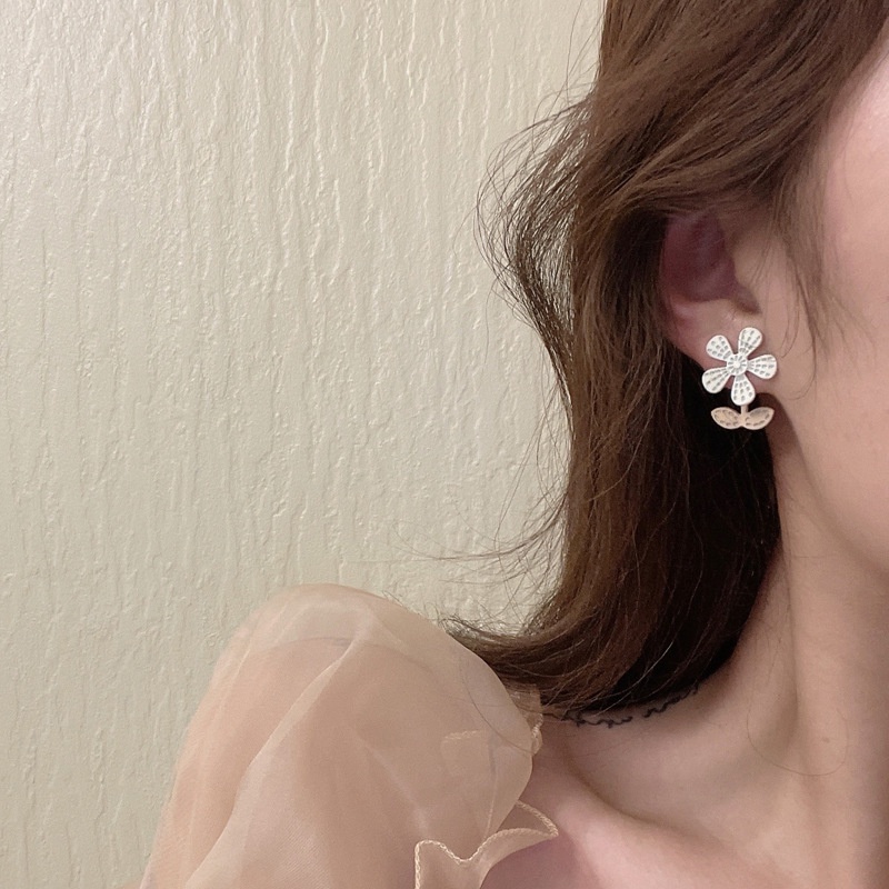 Bông tai đi biển hoa cúc màu sắc, chuôi xỏ bạc 925  Her Accessories H117