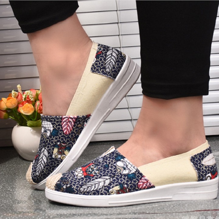 Giày lười Slip On đế mềm họa tiết chiếc lá