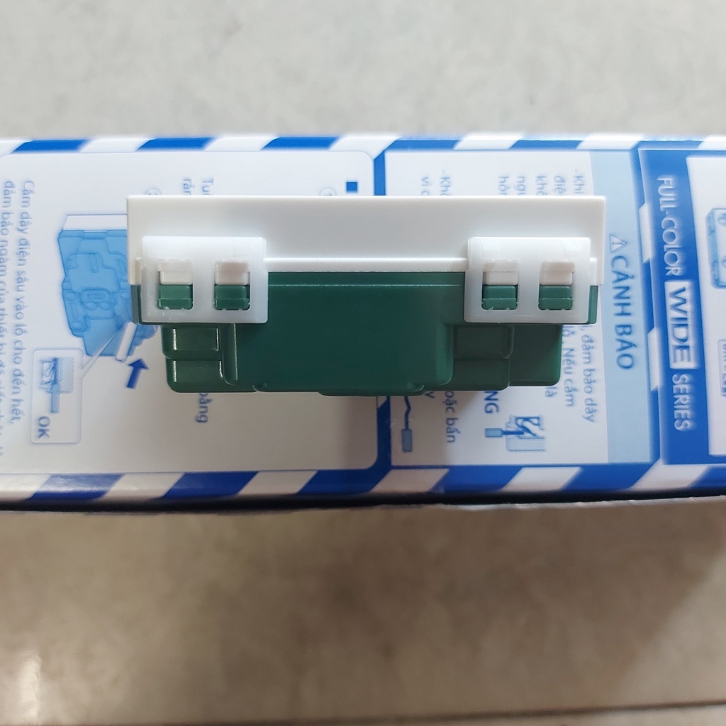 Ổ cắm đôi 3 chấu 16A có màng che Panasonic WEV1582SW Dòng Wide Series