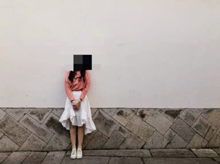 Chân váy xoè xếp ly dưới chất thô