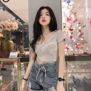 Croptop tay ngắn cổ tim
