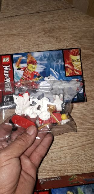 Lắp ráp 1 hộp LegoNinjago Săn Sói Tuyết 82203