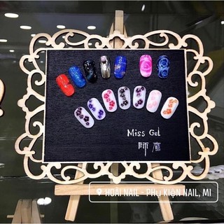 khung gỗ bày mẫu móng nail