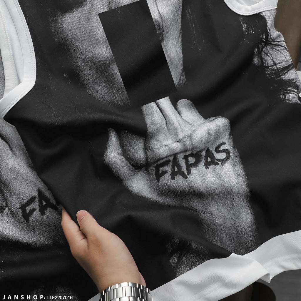 Tanktop hình in khá chơi bời nhấn thêm chi tiết cổ và nách rộng rãi giúp anh em luôn cảm thấy thoải mái