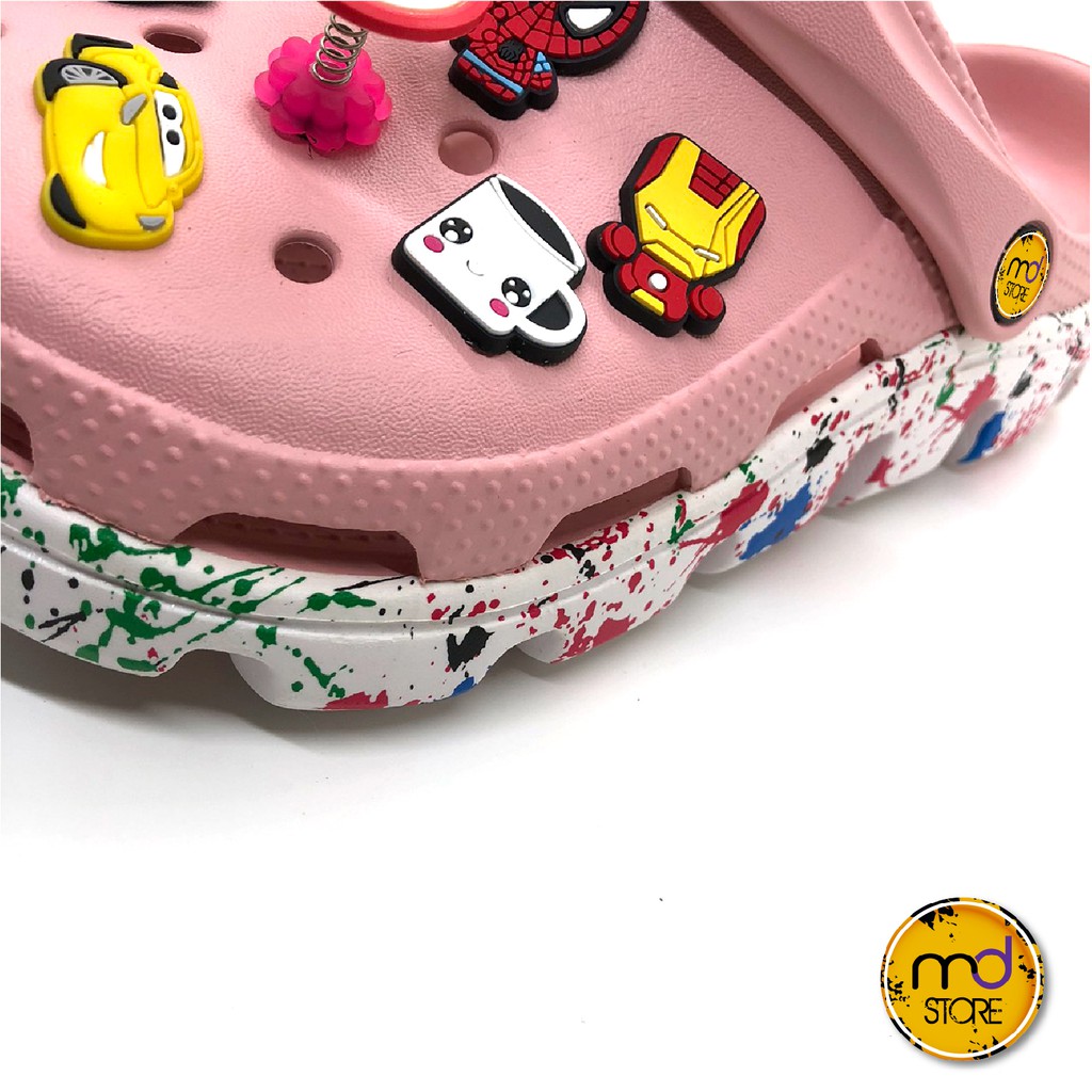 [Super Sale] Dép Cross vảy sơn hồng đế trắng , Dép Cross cá sấu bít đầu - Tặng kèm 12 Sticker, Jibitz +Hộp | BigBuy360 - bigbuy360.vn