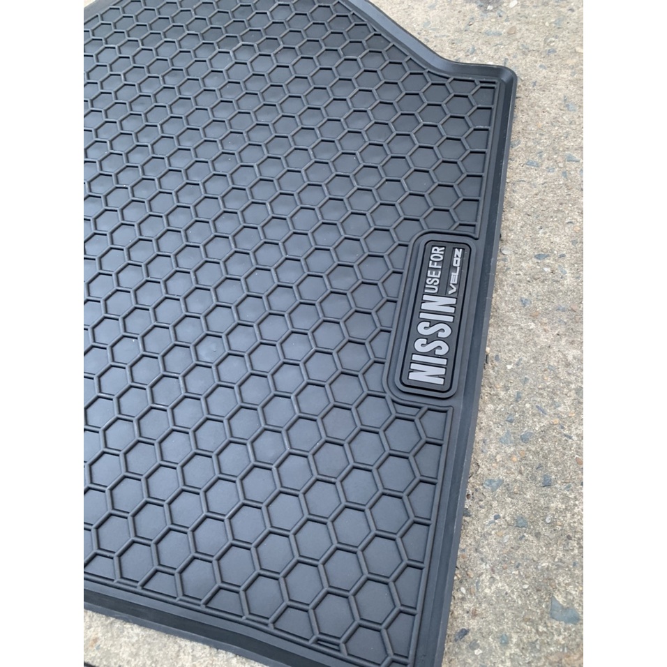 Thảm lót sàn cao su xe Toyota Veloz 2022 2023 Màu Đen đủ 3 hàng ghế không mùi chữ trắng