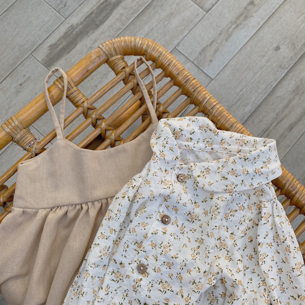Set yếm chất liệu linen gồm 1 áo hoa và 1 yếm dành cho bé