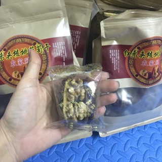 Táo đỏ kẹp óc chó và nho khô