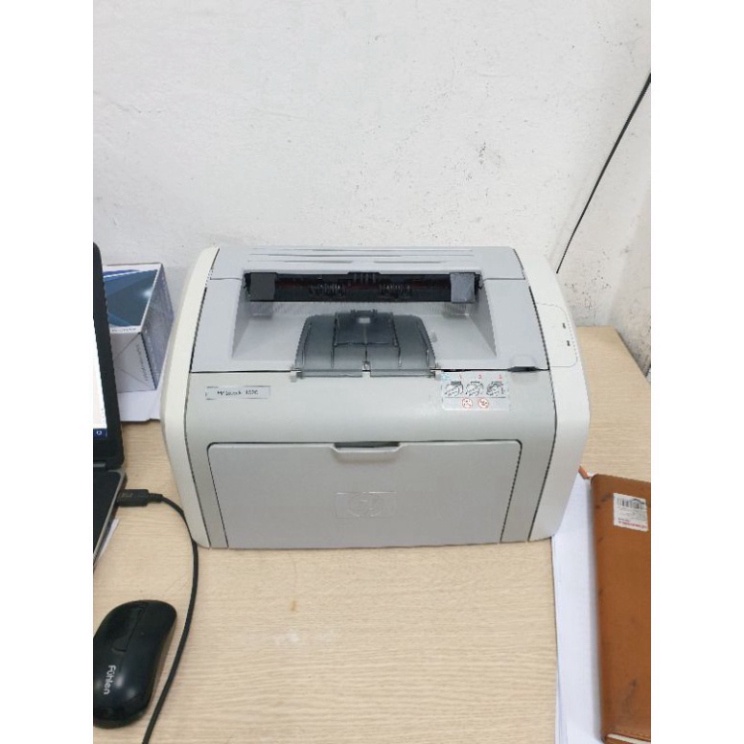 Máy in HP 1020 cũ. Hình thức máy nhỏ gọn . Hộp mực to in được 1500 trang mấy phải đổ mực