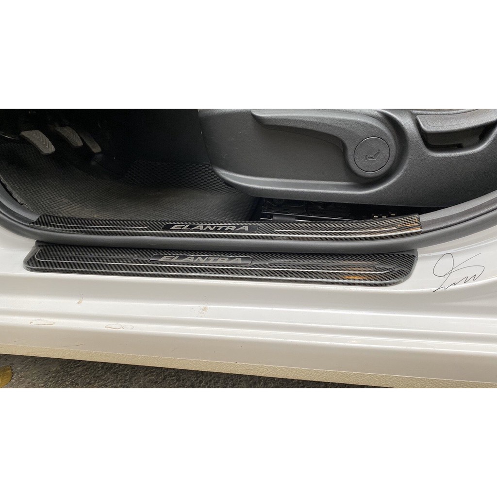 Ốp bậc cửa, nẹp bước chân Carbon xe Hyundai Elantra 2016 - 2021 mẫu vân cacbon cao cấp