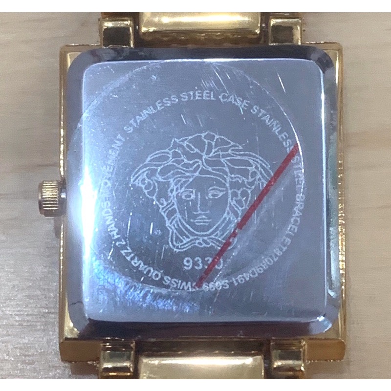 Đồng hồ nữ,hàng thời trang VERSACE.Mới 98%,còn SEAL.Size 26*30.Dây khoá zin.Máy Singapore