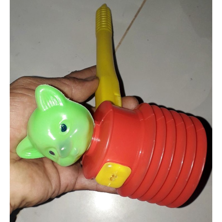 Một chiếc búa kèn bằng nhựa cho bé do Việt Nam sản xuất