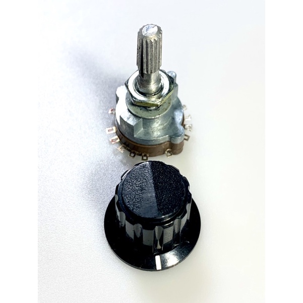 Chuyển mạch ampli mỹ 3 cổng vào/ 4 vị trí ra.đường kính 23mm x 40mm, vật liệu nhôm hợp kim, và đồng mạ bạc cao cấp